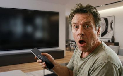 keine motivation für sport was tun – mann entscheidet zwischen fernseher und bewegung