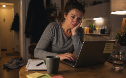 keine energie zum geld verdienen – erschöpfte person zwischen business und bewegung zuhause